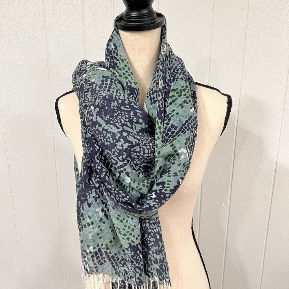 3/$15 🎈Green snake skin design scarf shall pashmina with fringe on ends